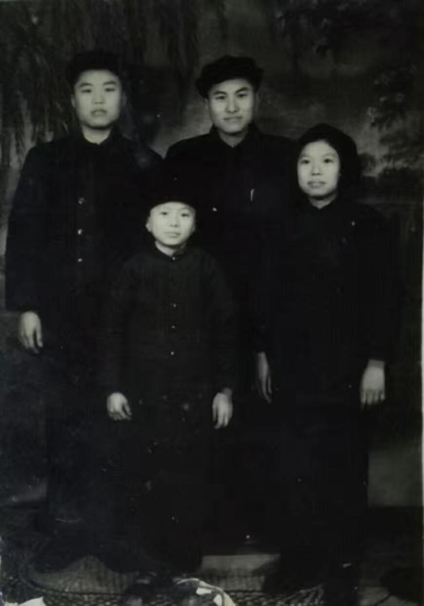 凌家四兄妹，后排左起凌炳元、凌正元，前排左起凌雪元、凌川弟（核物理科學家）