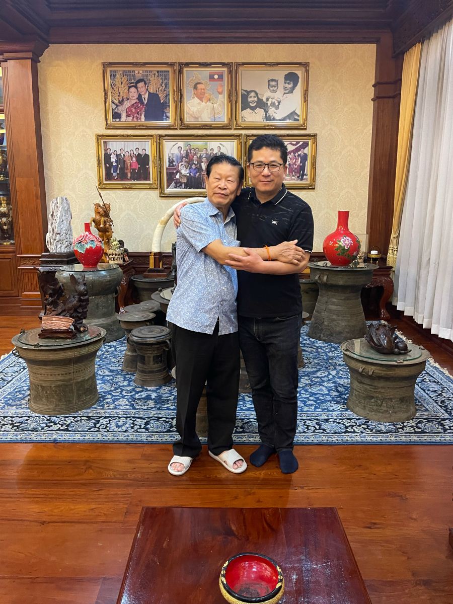 凌緒光（全名宋沙瓦．凌沙瓦Somsavat Lengsavad）先生與凌總在萬象家中合影