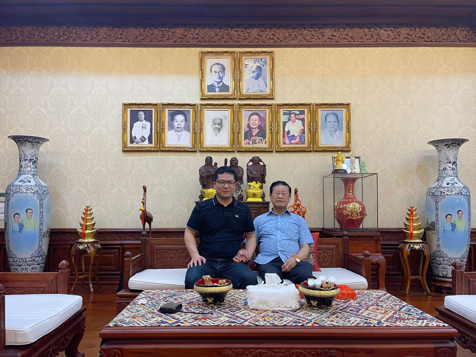 凌緒光（全名宋沙瓦．凌沙瓦Somsavat Lengsavad）先生與凌總在萬象家中合影