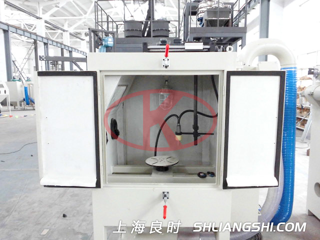 上海良時為貴州某航空發(fā)動機(jī)公司設(shè)計制造半自動噴砂機(jī)