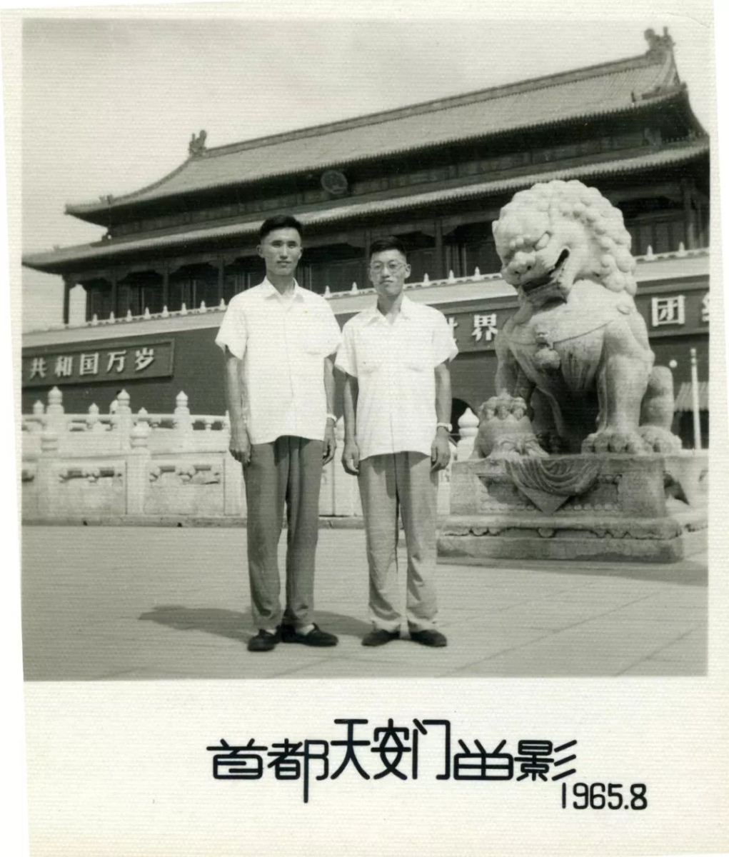 **原訓練班學員徐研人（左）、羅文比赴哈爾濱參加第4次計算機學術會議，路過北京。**