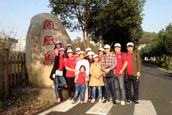 上海良時大別山助學之旅出發(fā)了，助學+拓展+野營。