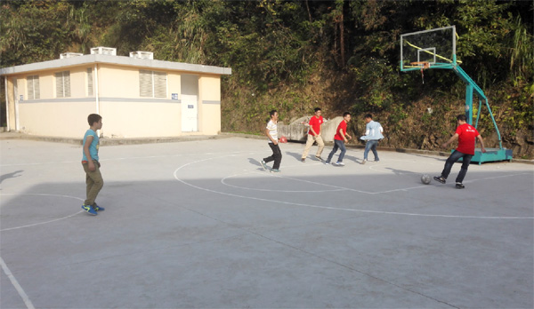 助學活動精紛呈，互動比賽：良時夢之隊&燕春中學，籃球3：10，足球2：1，羽毛球2：2，乒乓球3：1